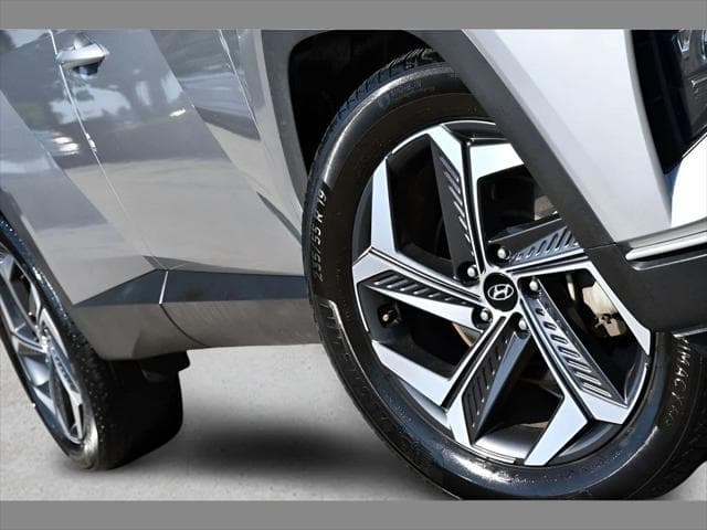 2022 Hyundai Tucson Hybrid SUV in Shimmering Silver thumbnail 11