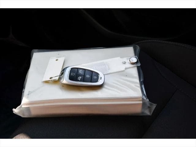 2022 Hyundai Tucson Hybrid SUV in Shimmering Silver thumbnail 38