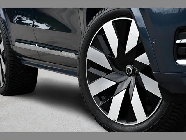 2024 Volvo XC90 Recharge Plug-In Hybrid SUV in Denim Blue Metallic thumbnail 11