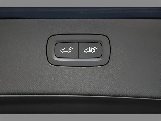 2024 Volvo XC90 Recharge Plug-In Hybrid SUV in Denim Blue Metallic thumbnail 27