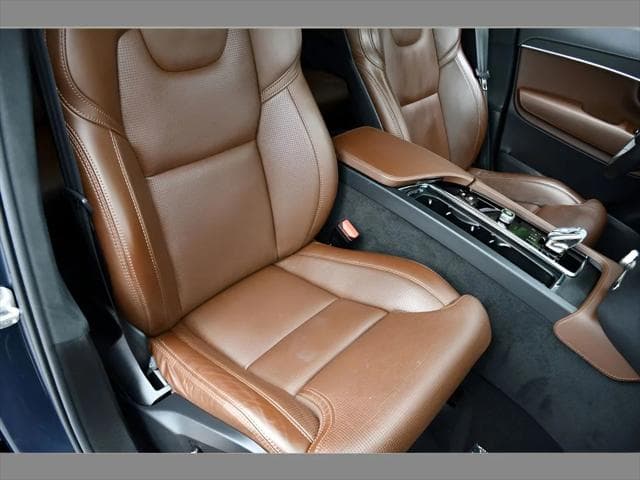 2024 Volvo XC90 Recharge Plug-In Hybrid SUV in Denim Blue Metallic thumbnail 32
