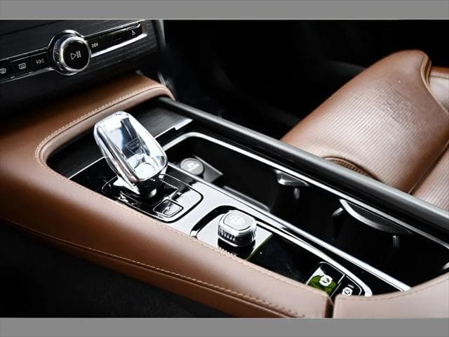 2024 Volvo XC90 Recharge Plug-In Hybrid SUV in Denim Blue Metallic thumbnail 37