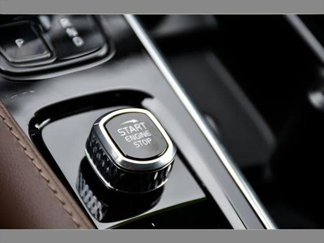2024 Volvo XC90 Recharge Plug-In Hybrid SUV in Denim Blue Metallic thumbnail 38
