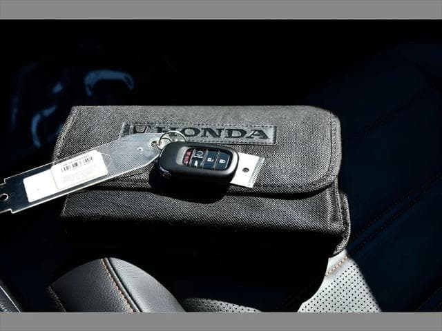 2025 Honda CR-V Hybrid SUV in Gray thumbnail 38
