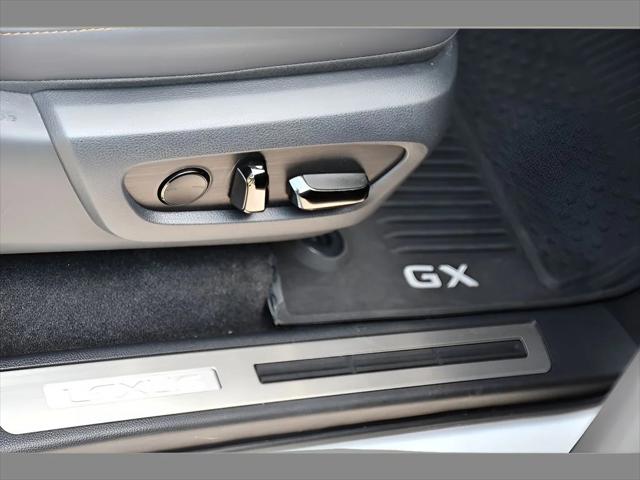 2024 Lexus GX 550 SUV in Eminent White Pearl thumbnail 31