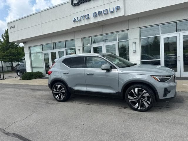 2025 Volvo XC40 SUV in Gray thumbnail 2