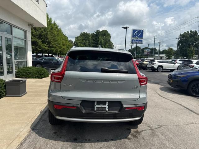 2025 Volvo XC40 SUV in Gray thumbnail 4
