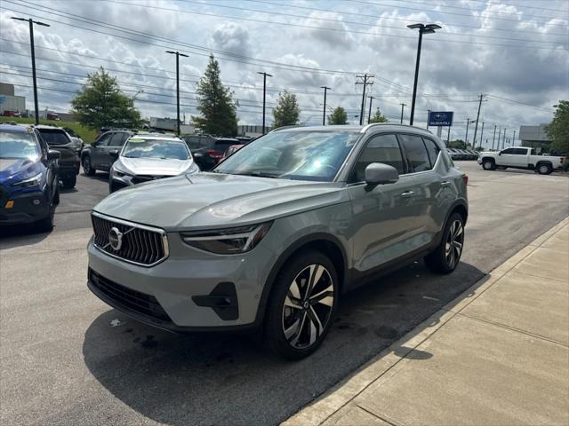 2025 Volvo XC40 SUV in Gray thumbnail 7