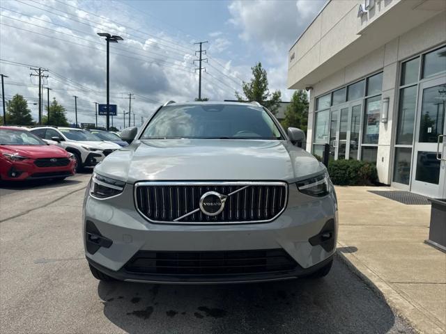 2025 Volvo XC40 SUV in Gray thumbnail 8