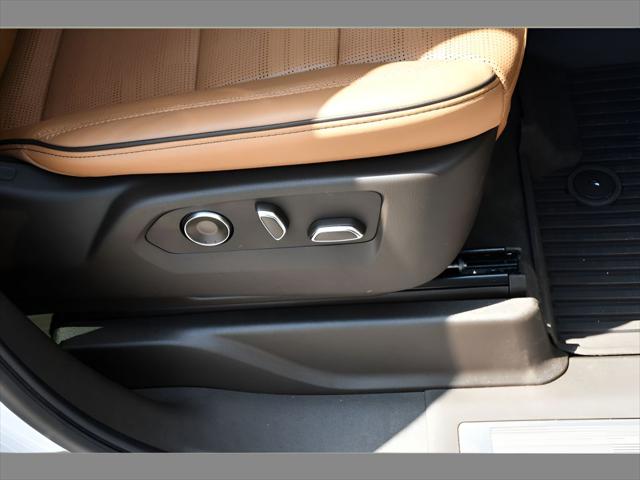 2025 Cadillac Escalade ESV SUV in Crystal White Tricoat thumbnail 31
