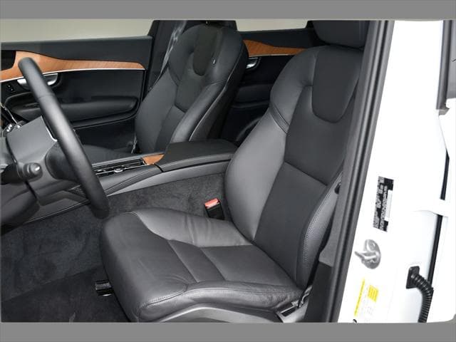2024 Volvo XC90 SUV in Crystal White Metallic thumbnail 14