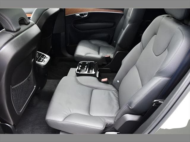 2024 Volvo XC90 SUV in Crystal White Metallic thumbnail 16
