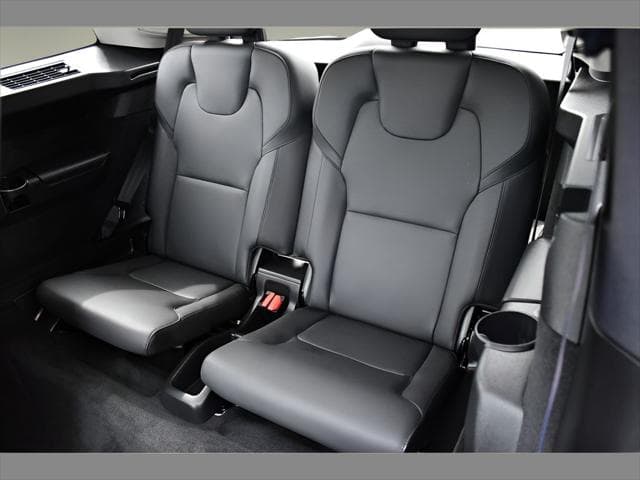 2024 Volvo XC90 SUV in Crystal White Metallic thumbnail 17