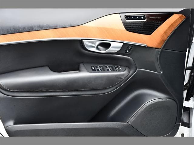 2024 Volvo XC90 SUV in Crystal White Metallic thumbnail 27
