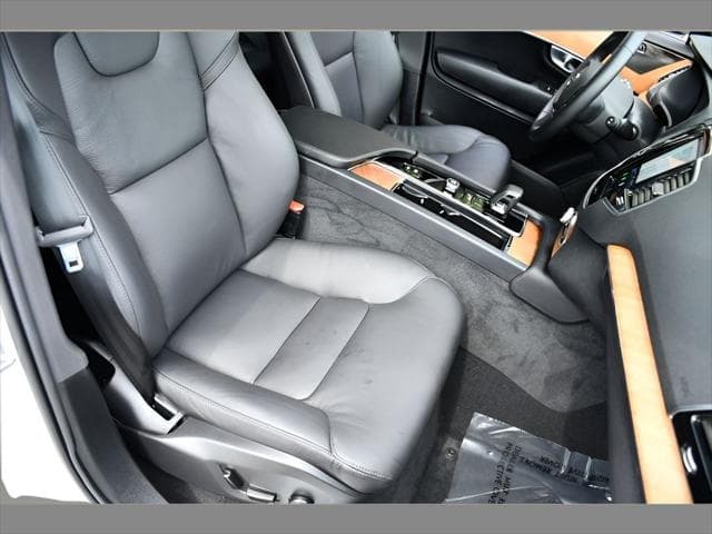2024 Volvo XC90 SUV in Crystal White Metallic thumbnail 31