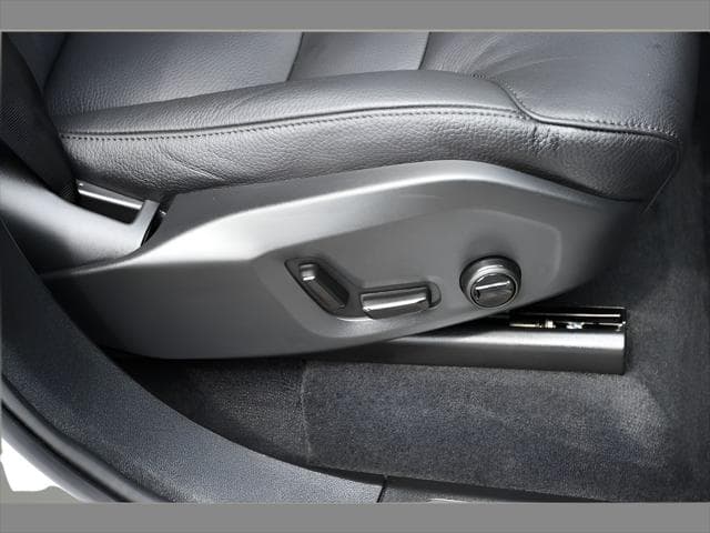2024 Volvo XC90 SUV in Crystal White Metallic thumbnail 32