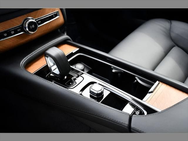 2024 Volvo XC90 SUV in Crystal White Metallic thumbnail 36