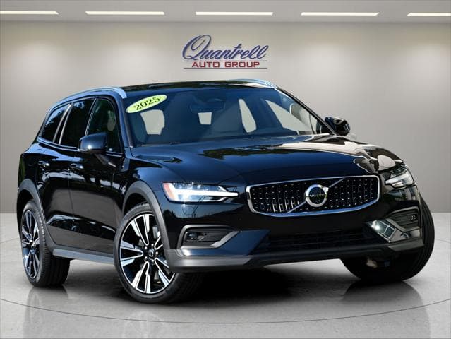 2025 Volvo V60 Cross Country in Onyx Black Metallic