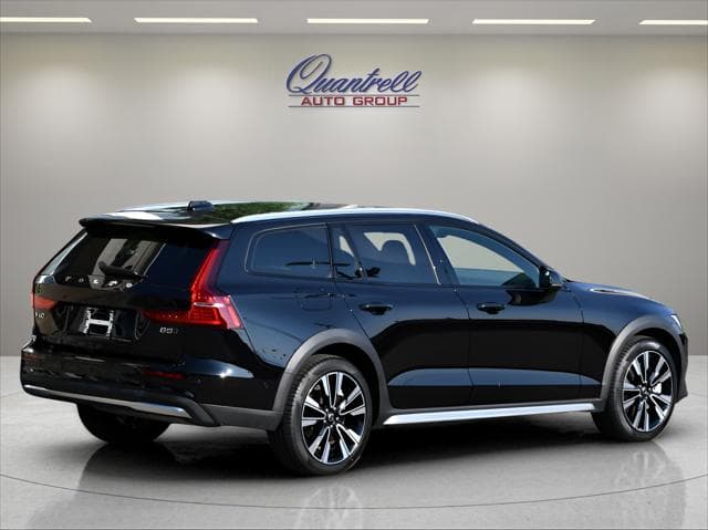 2025 Volvo V60 Cross Country Wagon in Onyx Black Metallic thumbnail 4