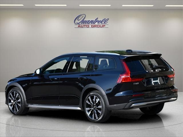 2025 Volvo V60 Cross Country Wagon in Onyx Black Metallic thumbnail 6