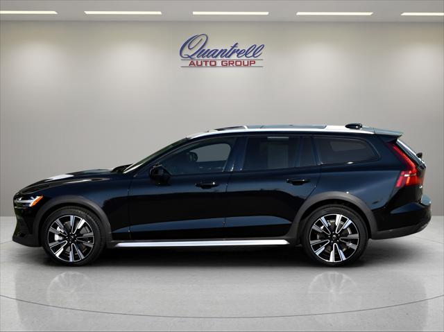 2025 Volvo V60 Cross Country Wagon in Onyx Black Metallic thumbnail 7
