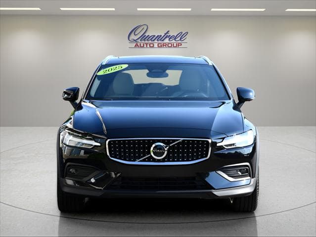 2025 Volvo V60 Cross Country Wagon in Onyx Black Metallic thumbnail 9