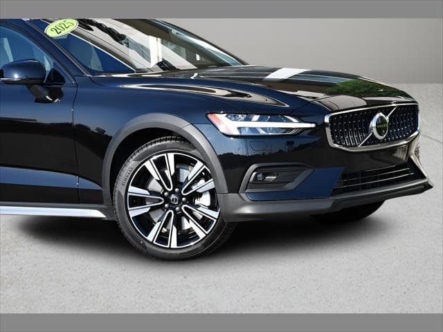 2025 Volvo V60 Cross Country Wagon in Onyx Black Metallic thumbnail 10