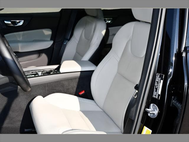 2025 Volvo V60 Cross Country Wagon in Onyx Black Metallic thumbnail 14