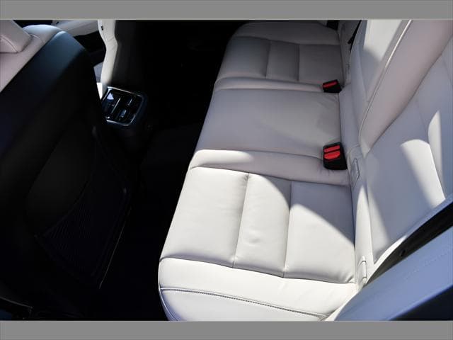 2025 Volvo V60 Cross Country Wagon in Onyx Black Metallic thumbnail 16