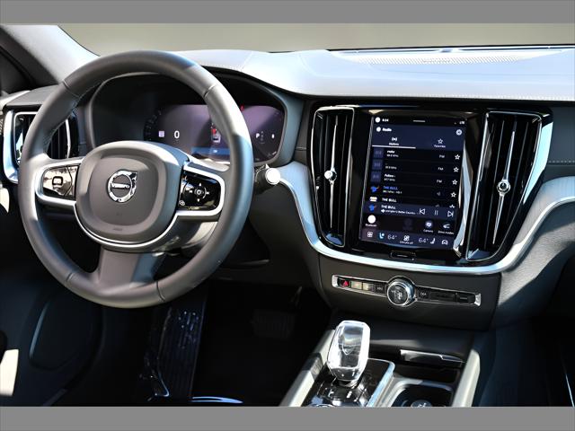 2025 Volvo V60 Cross Country Wagon in Onyx Black Metallic thumbnail 18