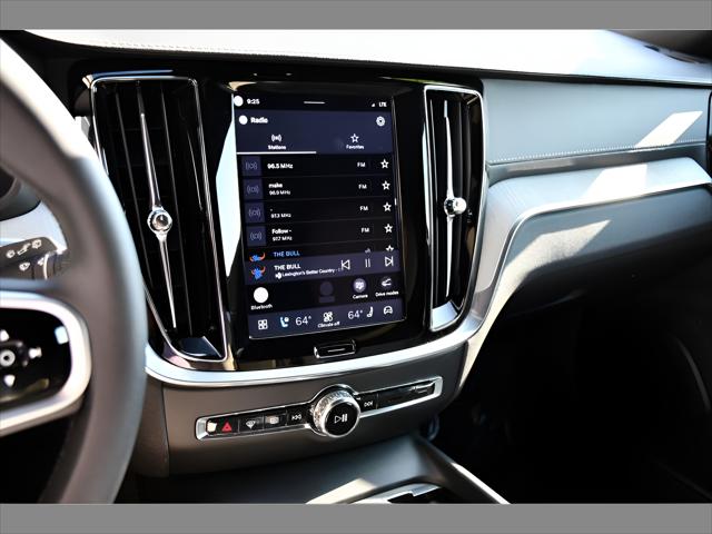 2025 Volvo V60 Cross Country Wagon in Onyx Black Metallic thumbnail 19