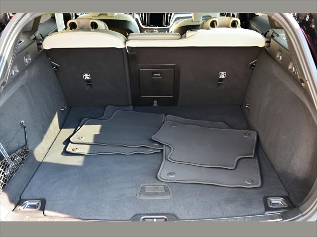 2025 Volvo V60 Cross Country Wagon in Onyx Black Metallic thumbnail 24