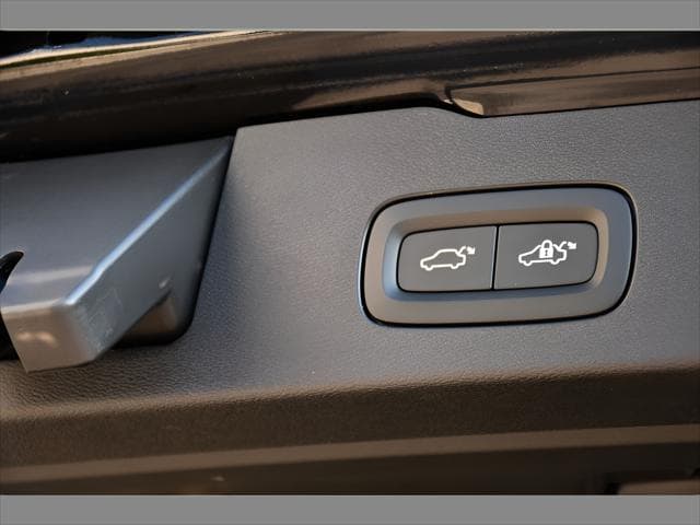 2025 Volvo V60 Cross Country Wagon in Onyx Black Metallic thumbnail 25