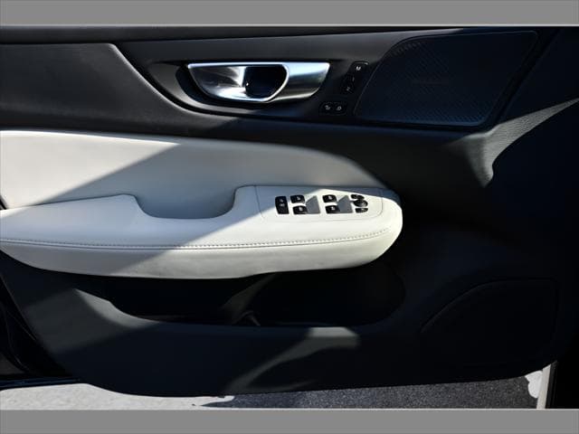 2025 Volvo V60 Cross Country Wagon in Onyx Black Metallic thumbnail 27