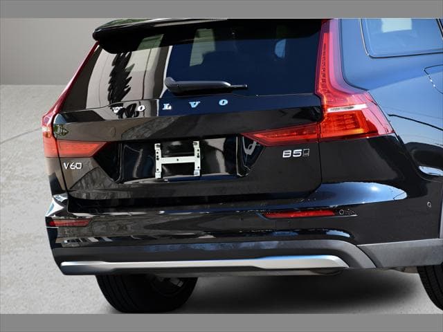2025 Volvo V60 Cross Country Wagon in Onyx Black Metallic thumbnail 30
