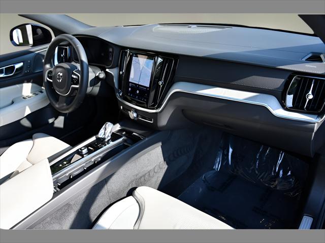 2025 Volvo V60 Cross Country Wagon in Onyx Black Metallic thumbnail 31