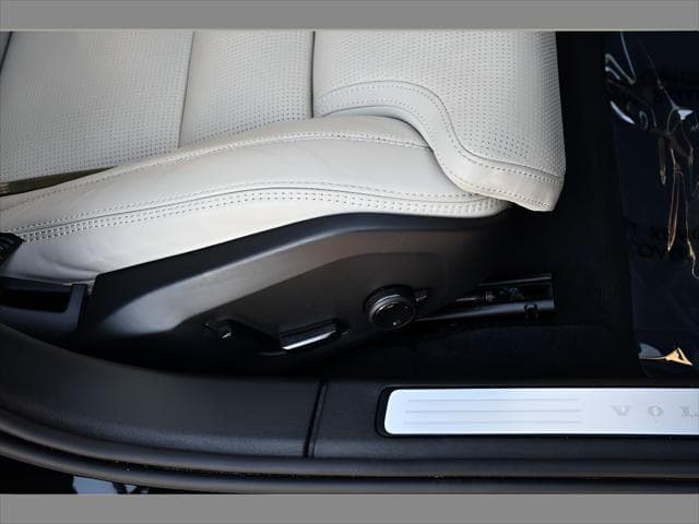 2025 Volvo V60 Cross Country Wagon in Onyx Black Metallic thumbnail 32