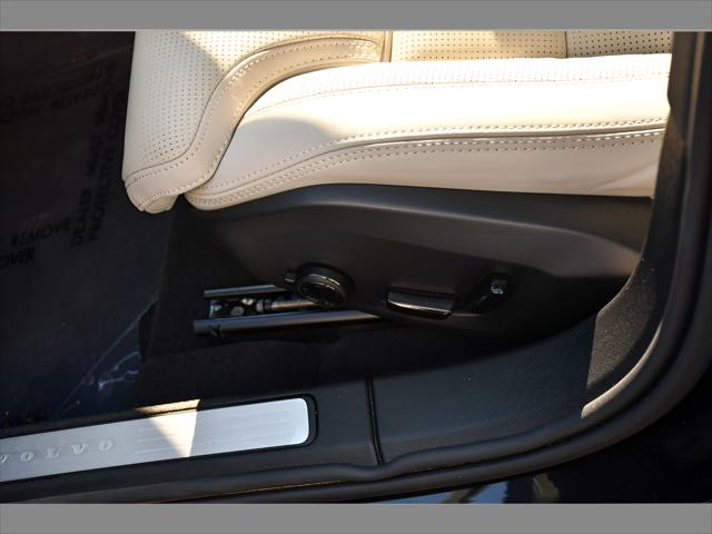 2025 Volvo V60 Cross Country Wagon in Onyx Black Metallic thumbnail 34