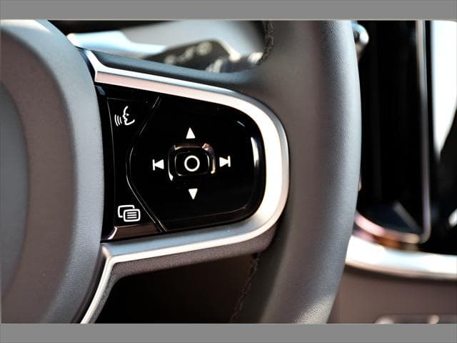 2025 Volvo V60 Cross Country Wagon in Onyx Black Metallic thumbnail 35