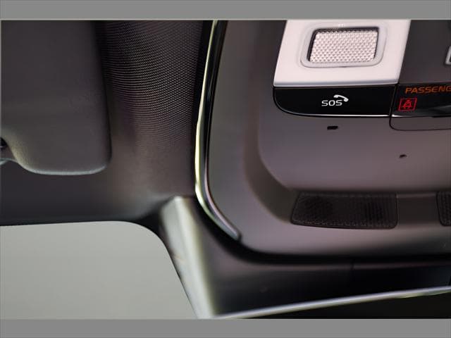 2025 Volvo V60 Cross Country Wagon in Onyx Black Metallic thumbnail 38