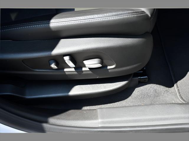2023 Cadillac XT6 SUV in Crystal White Tricoat thumbnail 32