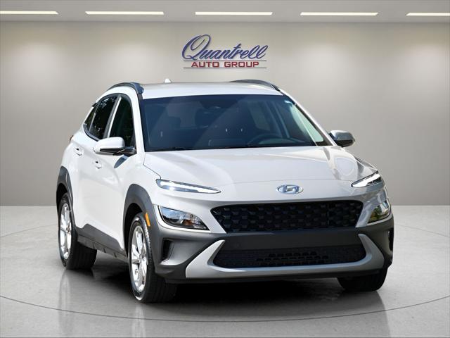 2023 Hyundai Kona SUV in Cyber Silver thumbnail 2