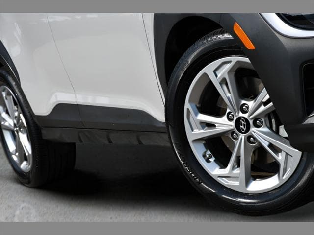 2023 Hyundai Kona SUV in Cyber Silver thumbnail 11