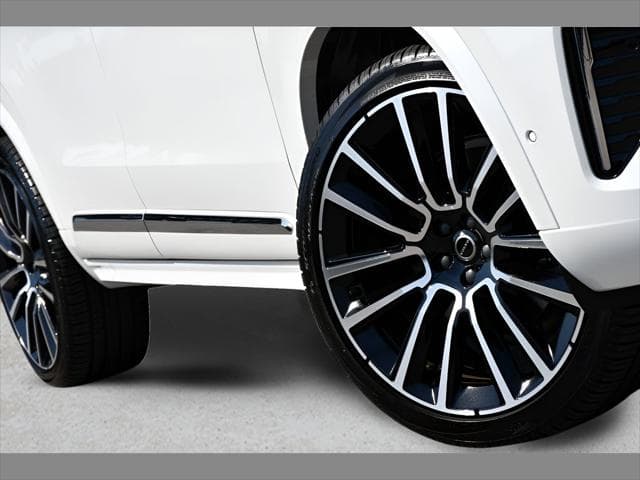 2025 Volvo XC90 SUV in Crystal White Pearl thumbnail 11