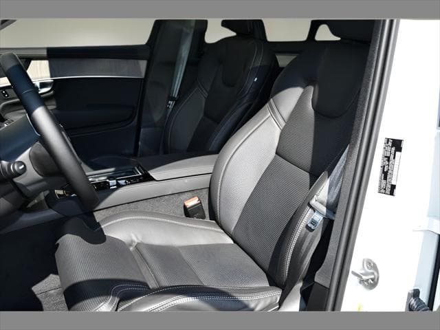 2025 Volvo XC90 SUV in Crystal White Pearl thumbnail 14