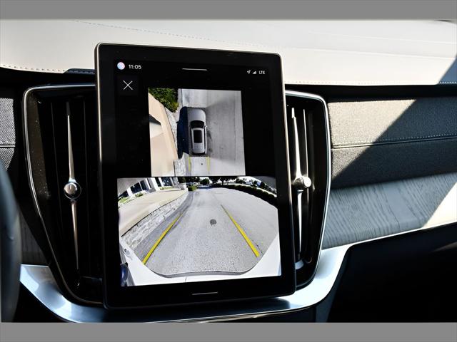 2025 Volvo XC90 SUV in Crystal White Pearl thumbnail 24
