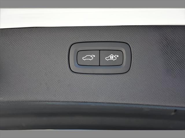 2025 Volvo XC90 SUV in Crystal White Pearl thumbnail 26
