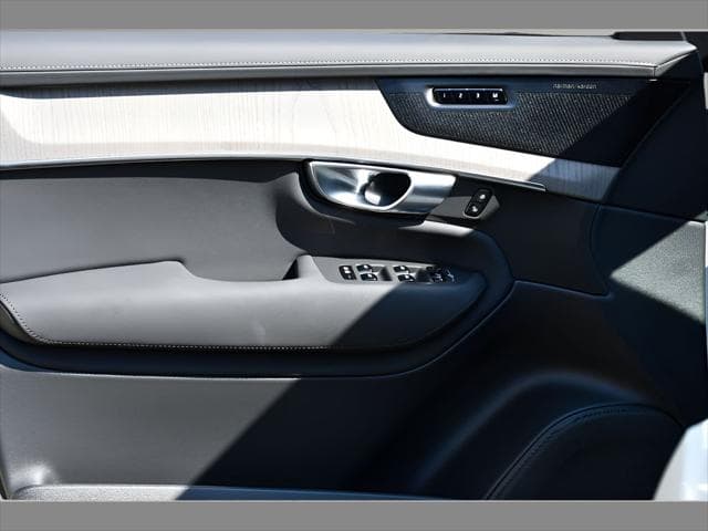 2025 Volvo XC90 SUV in Crystal White Pearl thumbnail 28