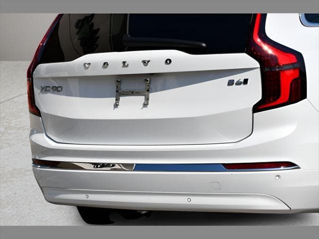 2025 Volvo XC90 SUV in Crystal White Pearl thumbnail 31