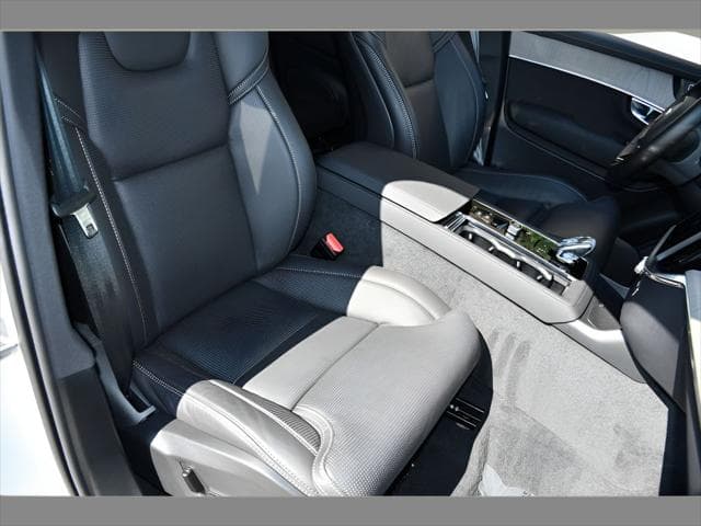 2025 Volvo XC90 SUV in Crystal White Pearl thumbnail 32